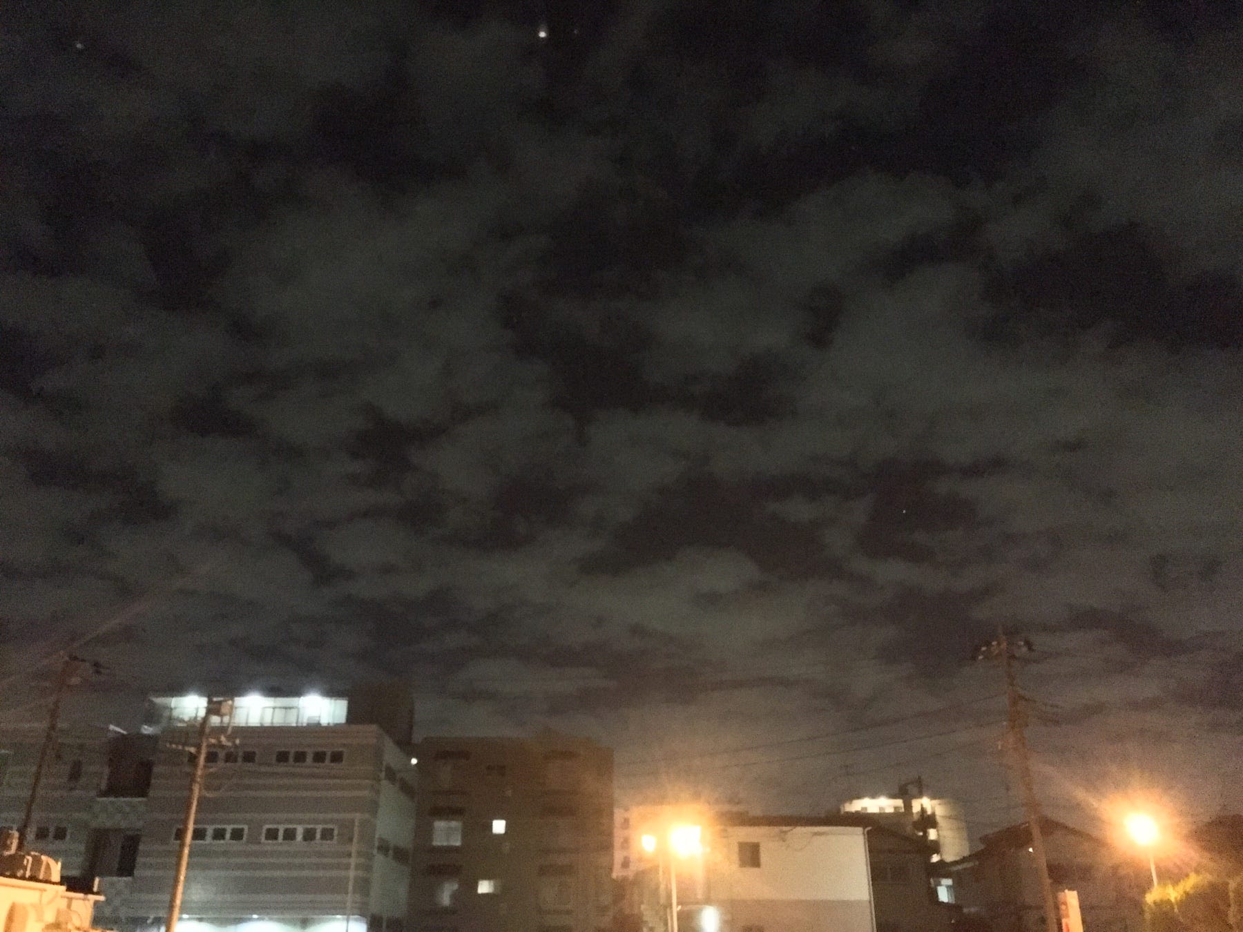 満月でもないのに夜空明るすぎ何なの ファミレスを出たらとても空が明るくて驚きました 驚きついでに記念撮影 By ジェットダイスケ Medium