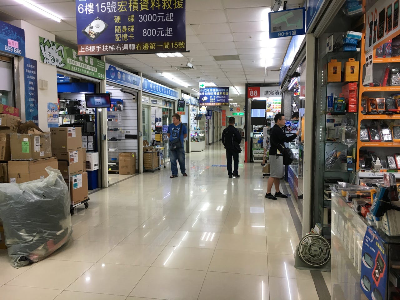 台湾に行ってきました 2 台北の電気街 八徳路電気街 光華商場 三創生活園区 By Takuya Ichise Takuya Ichise Medium