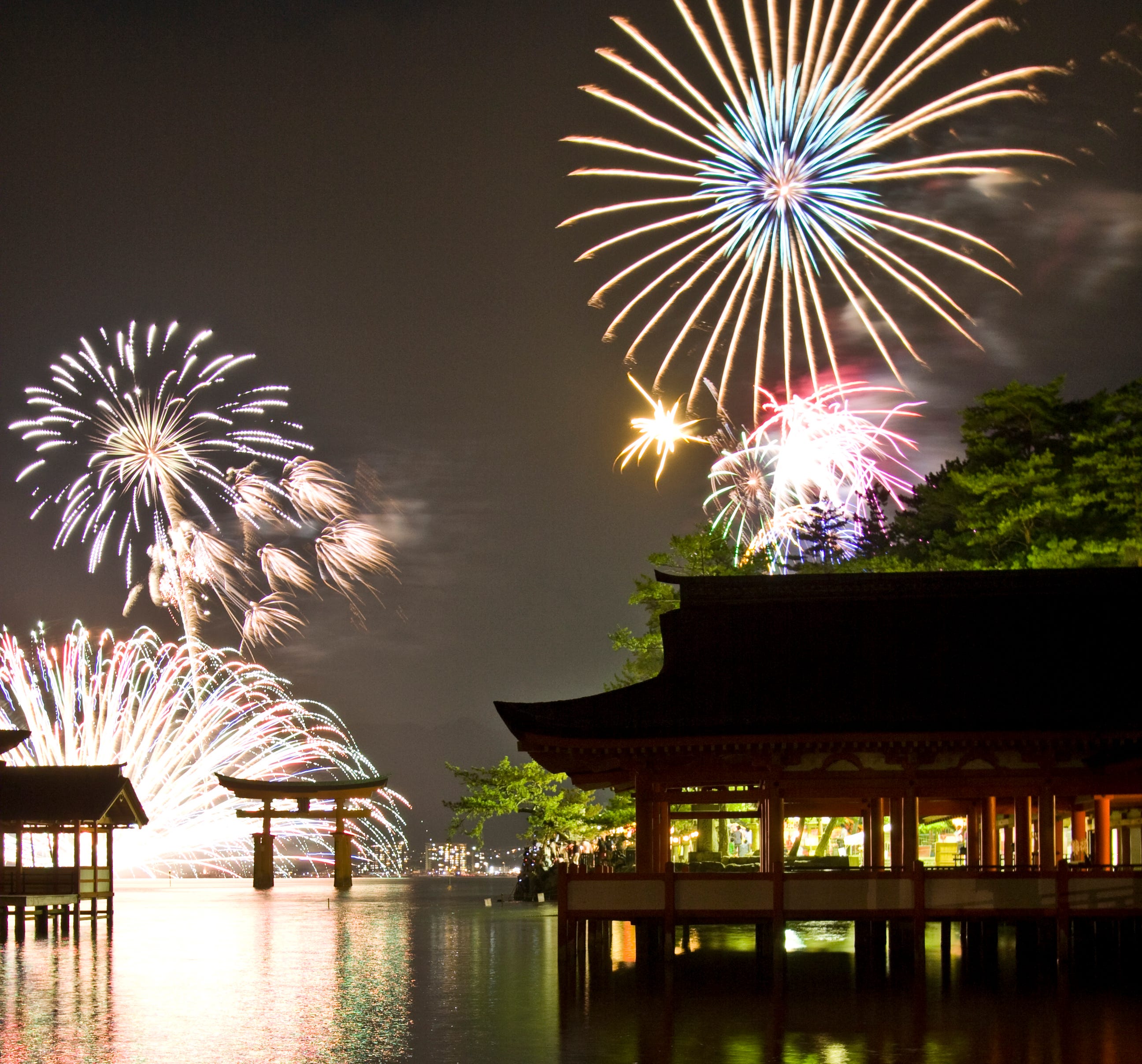 日本獨特的夏日風情詩花火大會未来可能消失不見 每年夏天從七月到八月之間 日本幾乎到了週末假日每個地方都會舉辦大大小小不同規模的 By Joel Fukuzawa Medium
