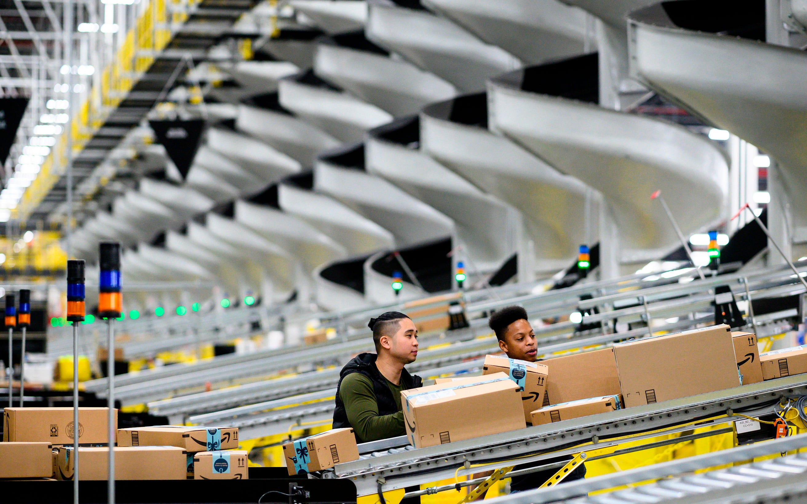 Here S What It S Like To Work In An Amazon Warehouse Right Now By Ryan Fan Onezero Here S What It S Like To Work In An Amazon Warehouse Right Now By Ryan Fan Onezero