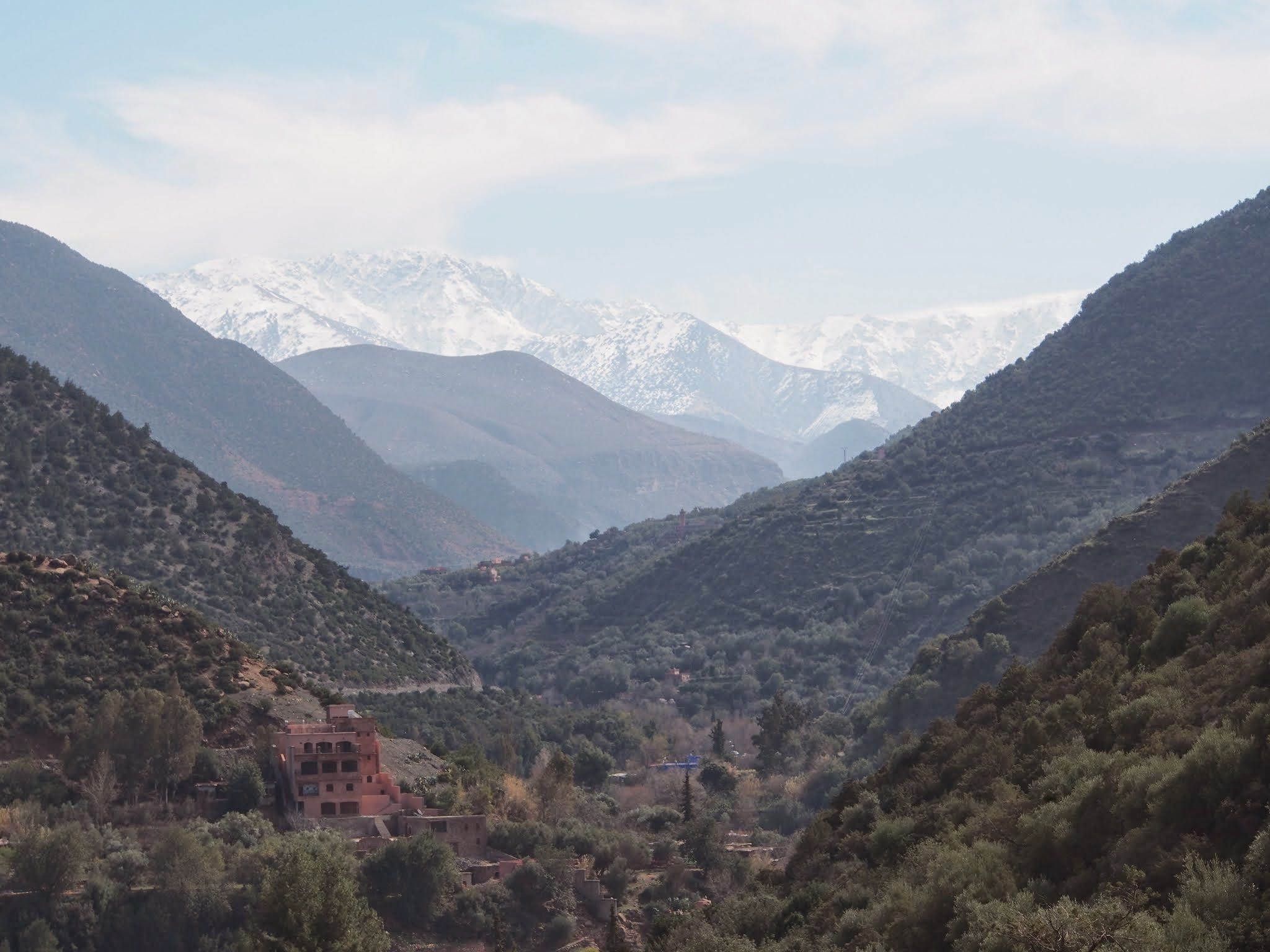 買い付け記 Morocco アトラス山脈編 モロッコのアトラス山脈 冬は厳しい寒さを迎えるこの地域は 寒さを凌ぐ生活の必需品 By Penguin Deco Medium