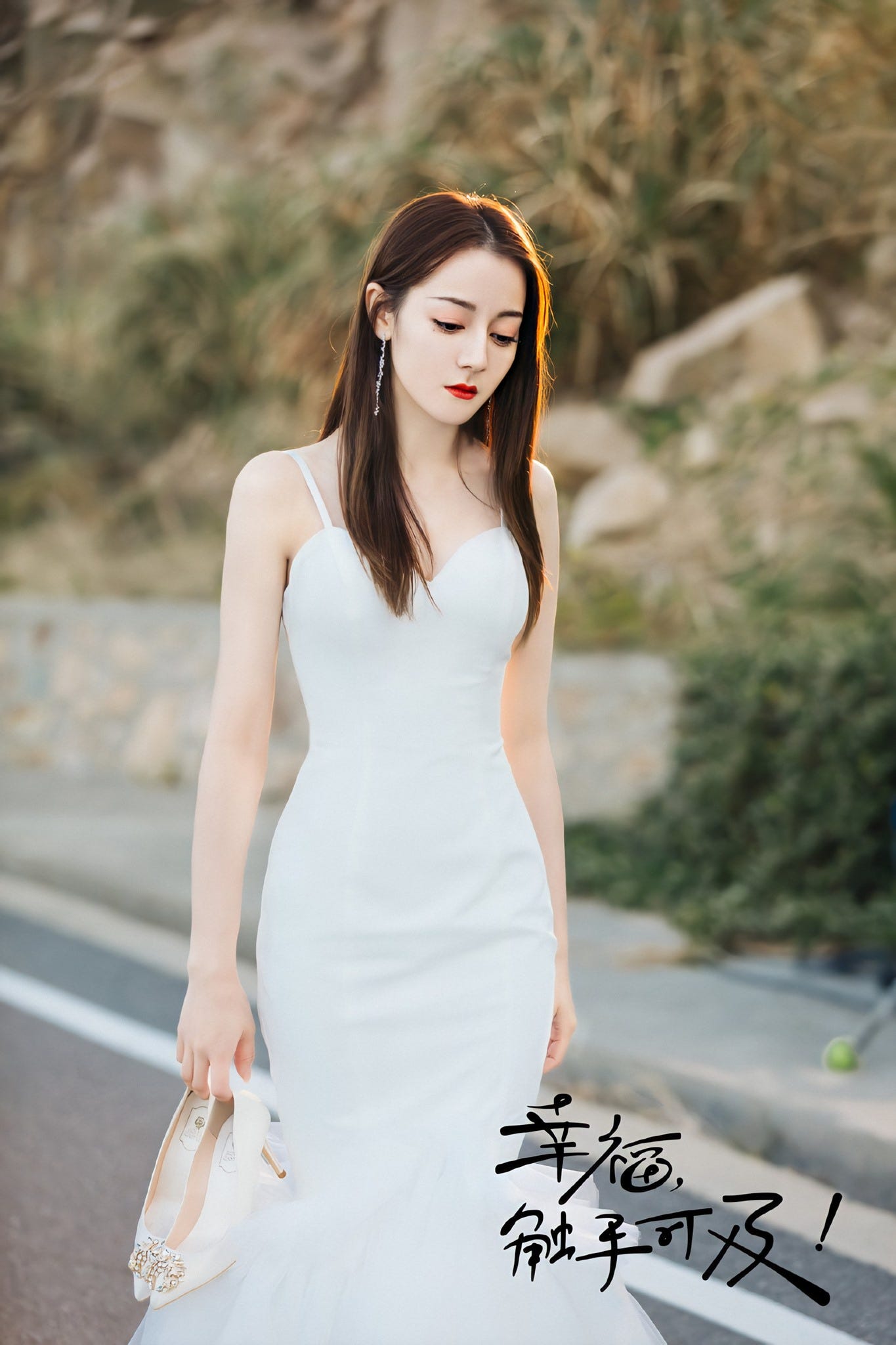 HAPPINESS IN THE HANDS - Dilraba Dilmurat creates a pure white wedding dres...