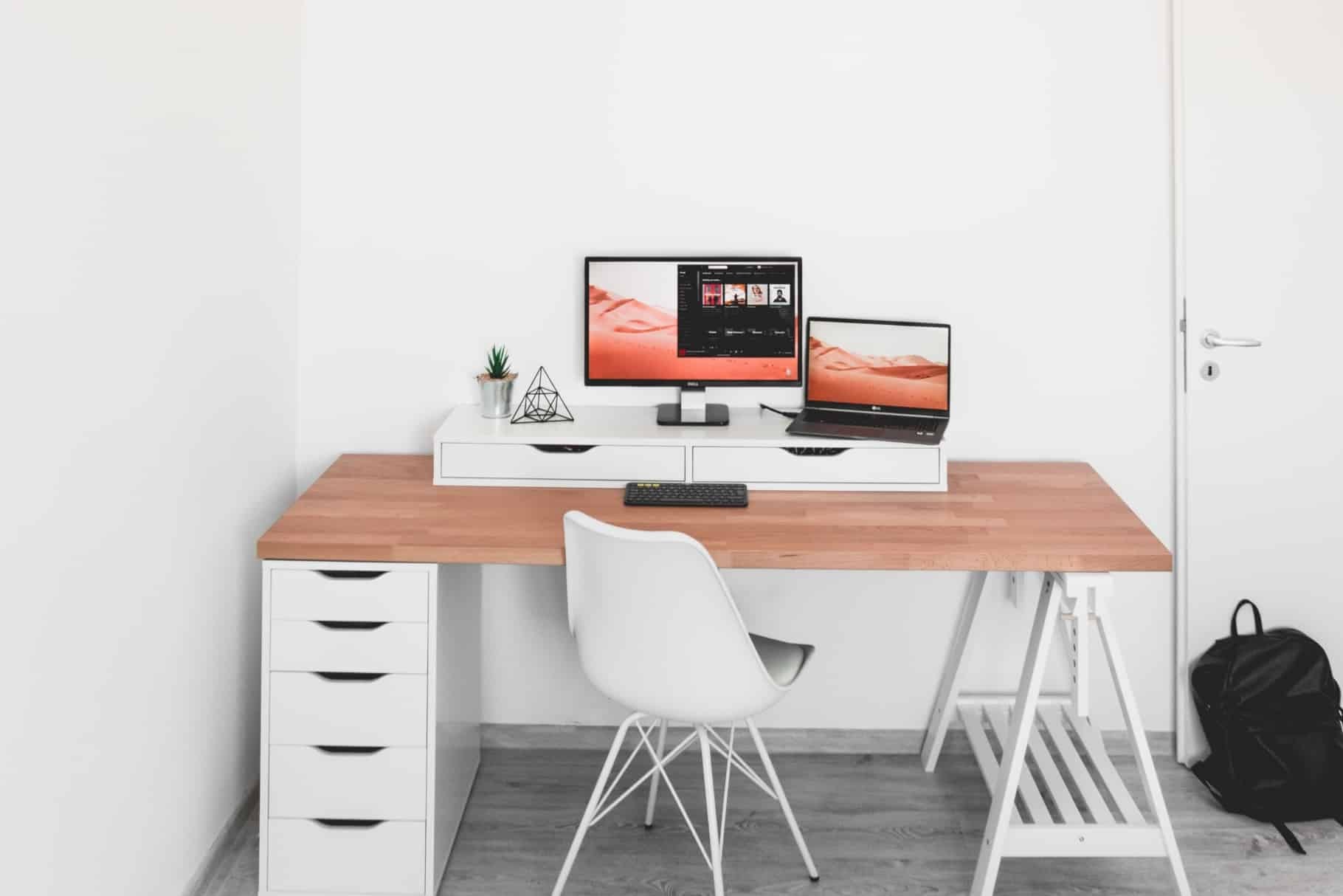 5 Amazing Wood Desks With Drawers For Artists Jae Johns Medium