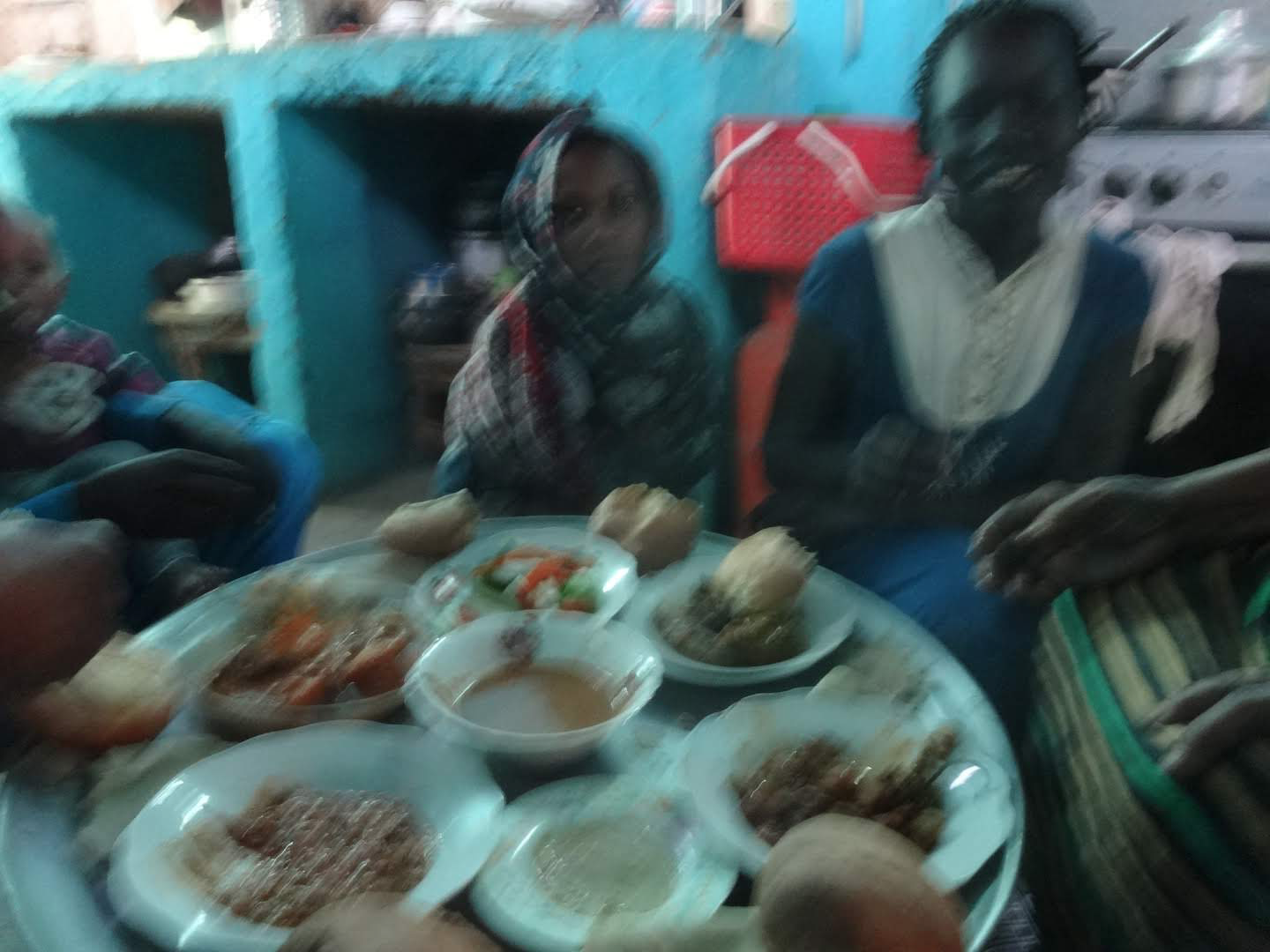 持ち運ぶ食卓 分け合う食事 スーダンの食卓にはスィニア Sinia という銀色の丸盆が欠かせない いくつかの By Misato Okaneya Global Bee Medium 持ち運ぶ食卓 分け合う食事 スーダンの食卓にはスィニア Sinia という銀色の丸盆が欠かせない いくつかの By Misato Okaneya Global Bee Medium