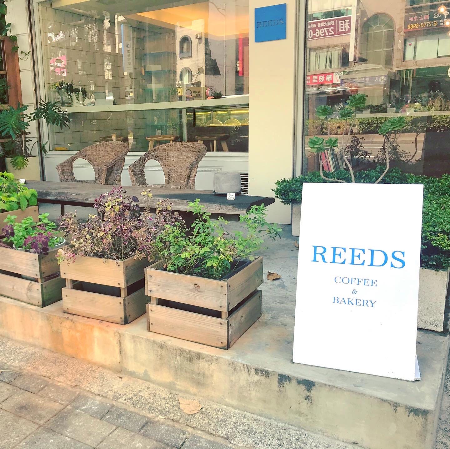 Reeds Cafe，內湖不限時咖啡廳，秒殺肉桂捲早上就賣光. Reeds Cafe… by Ms.Dreamy