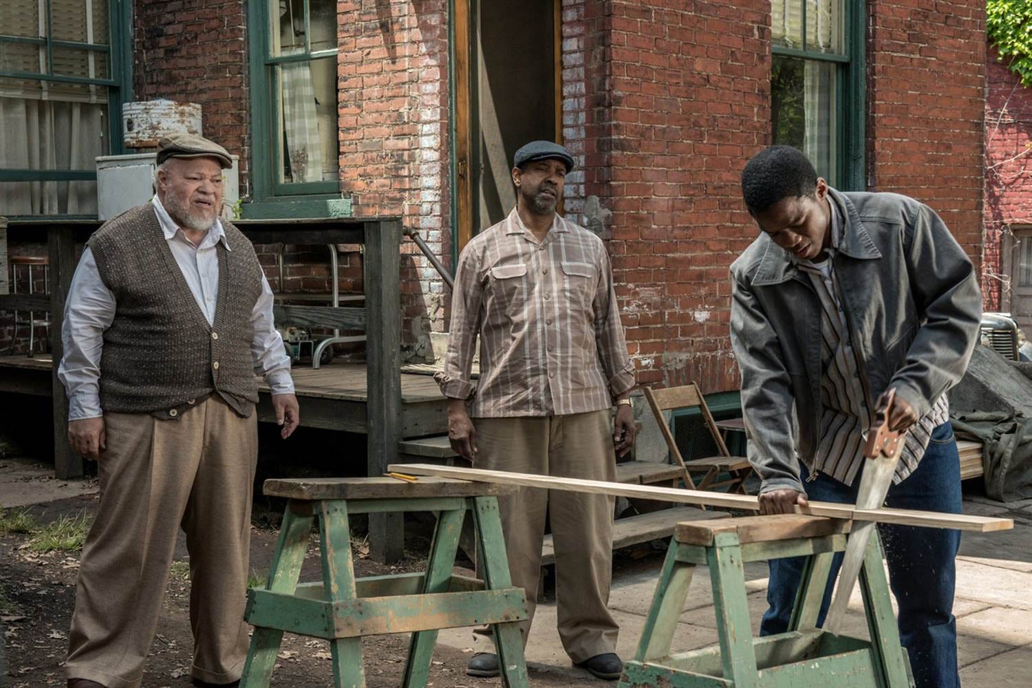 fences-a-powerful-play-remains-a-bit-too-theatrical-in-its-transition