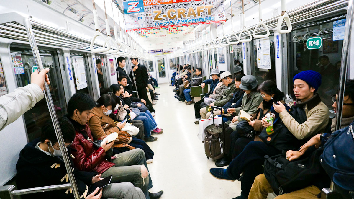 カジュアル定点観察 電車内ではスマホも使わずボーッとしてしまう人が増加中 求めているのは空白の時間 By Kei Fujieda Streams Mag Medium カジュアル定点観察 電車内ではスマホも使わずボーッとしてしまう人が増加中 求めているのは空白の時間 By Kei Fujieda Streams Mag Medium
