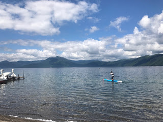 北海道秘境 最後一天我們從洞爺湖出發 打算直接到機場還車 收拾行裝時發現手上還有未燃放的煙花 By Everywhere We Go Medium