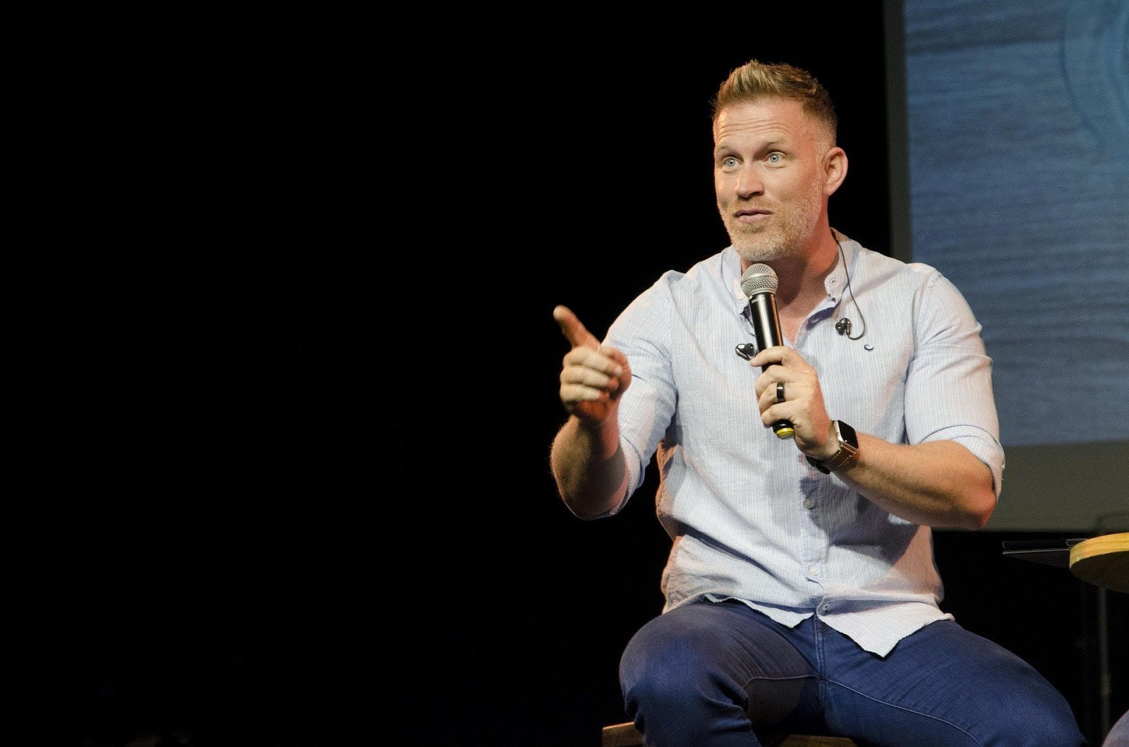 Importance of Gestures in Public Speaking! The Stage Medium