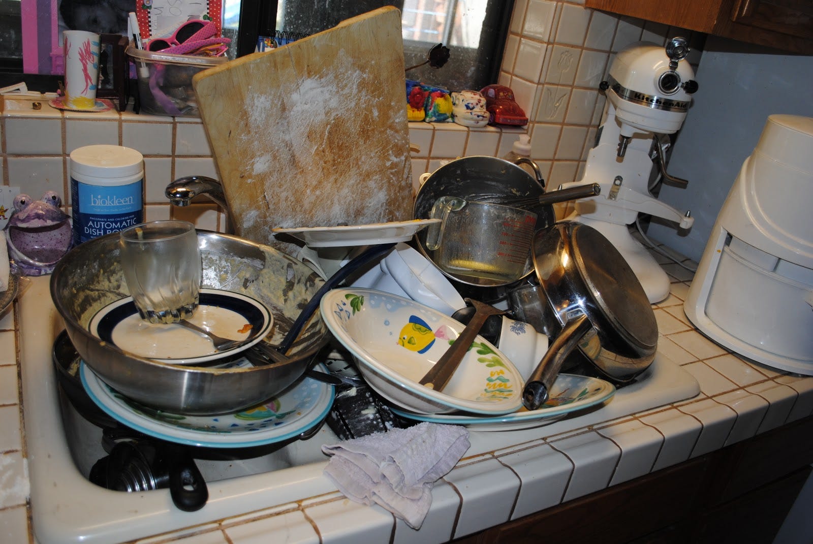 Why do dirty dishes bother me so much? - Fit Yourself Club