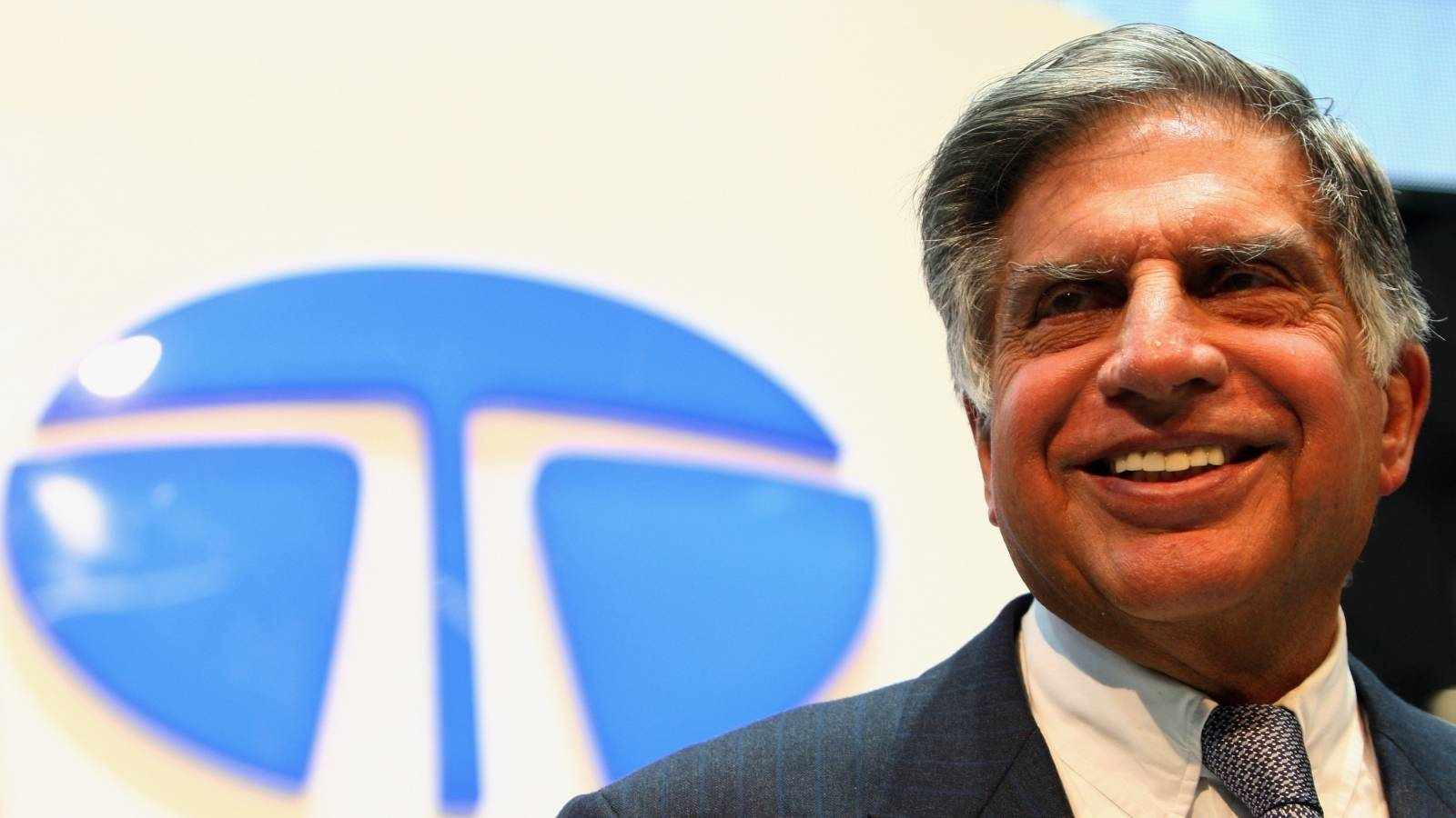 Ratan Tata को उनके शांत स्वभाव के लिए जाना जाता है। टाटा ग्रुप के अंदर लगभग 100 कंपनियां शामिल होती हैं। जिसमें छोटी से छोटी और बड़ी से बड़ी चीज़ों का निर्माण किया जाता है।