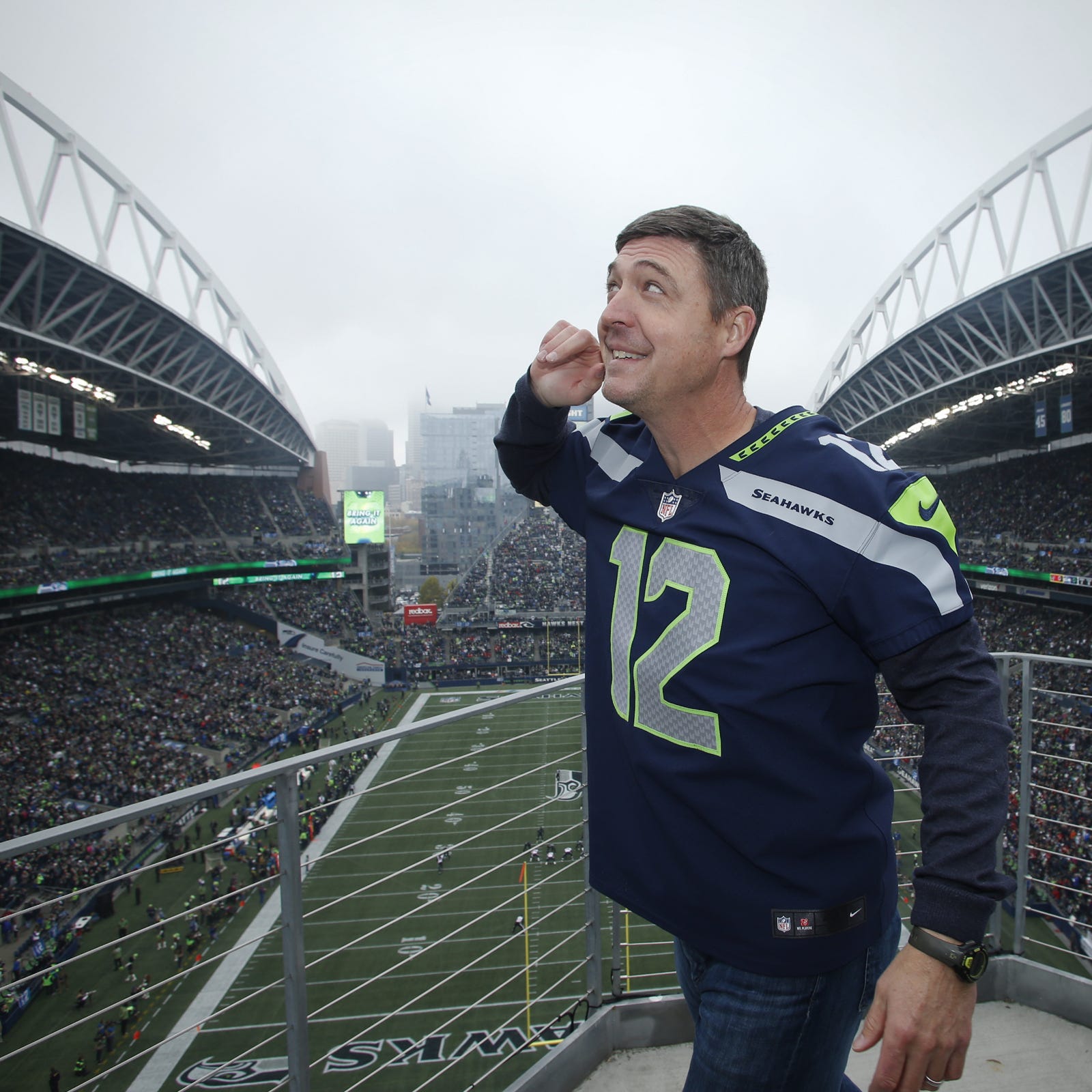 Dan Wilson Raises the 12 Flag at the Seahawks Game | by MarinersPR ...