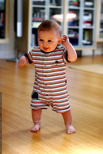 Cómo es el bebé de 13 meses?. Tu hijo/a dará sus primeros pasos… | by Ciclo  Uno | Medium