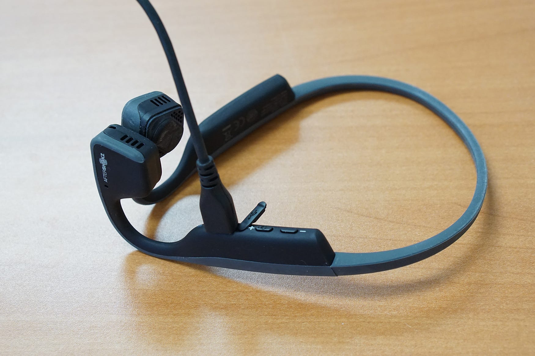 aftershokz aeropex charging cable