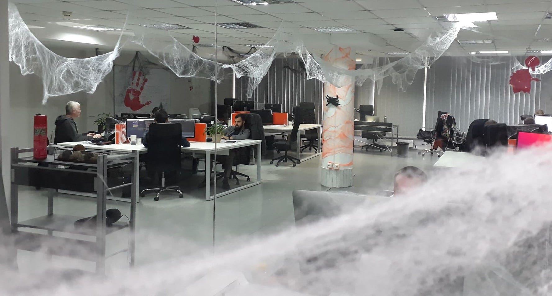 Ghostly Greetings From Gamingtec 8 Ideas For Halloween Office