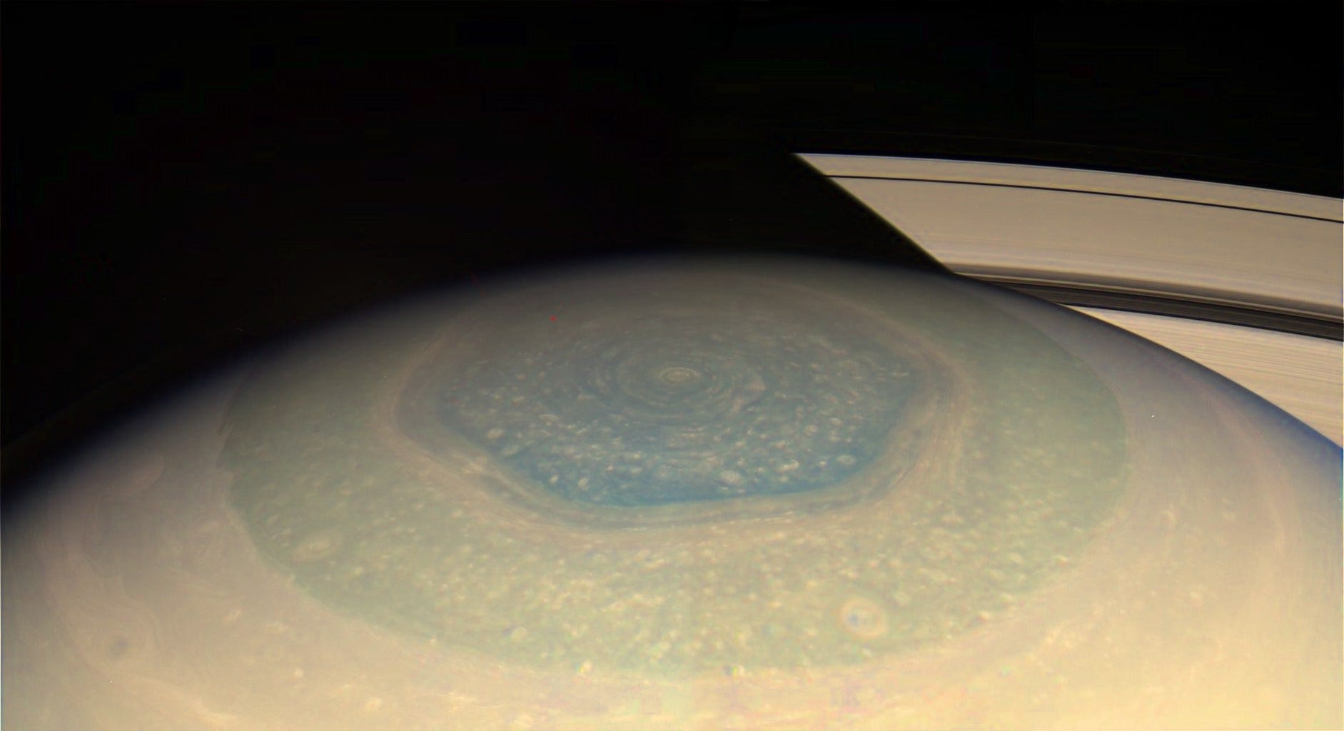 Cambiamenti Stagionali Al Polo Nord Di Saturno Spazio
