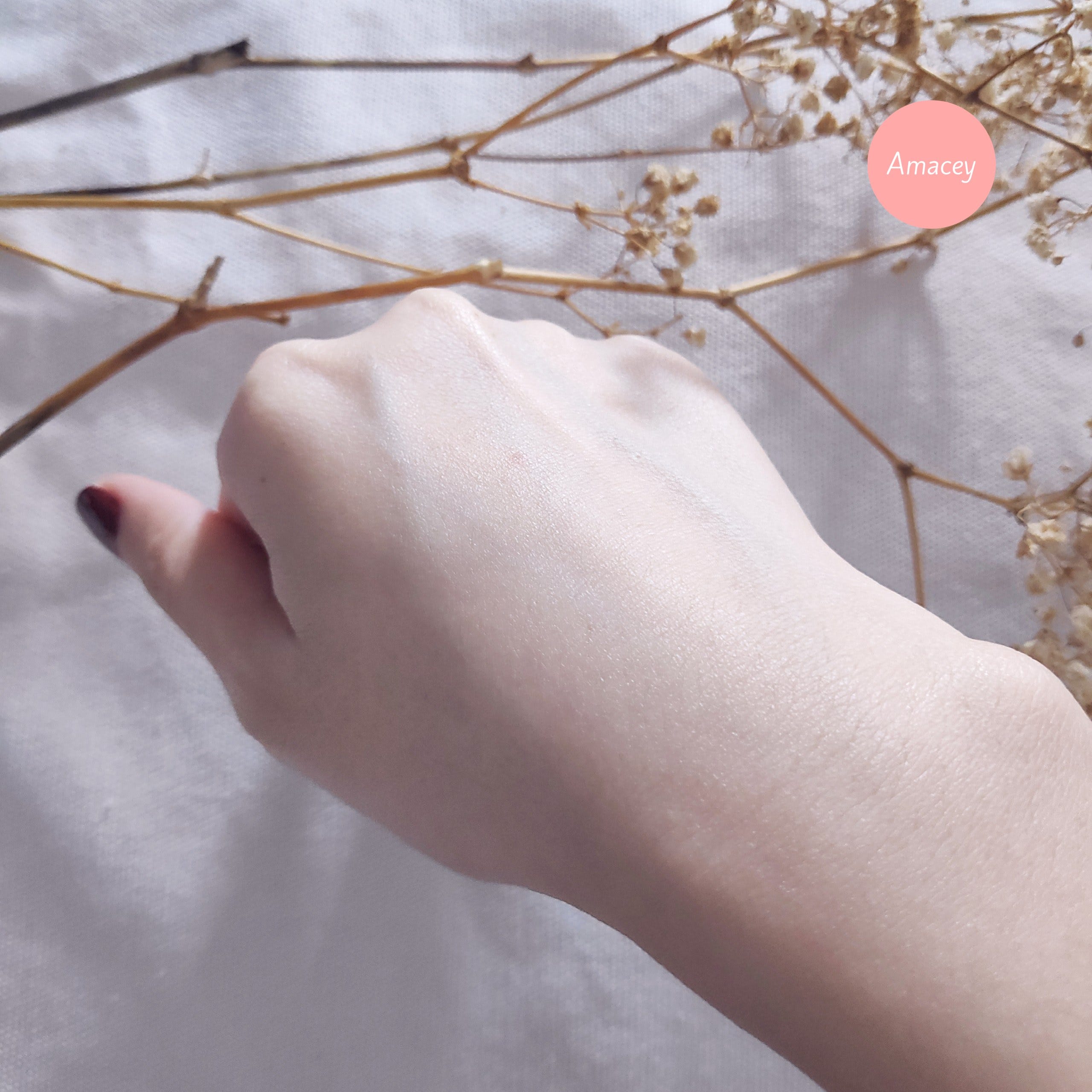 Dầu tẩy trang iUNIK sau khi đã nhũ hóa với nước và rửa sạch lại với nước