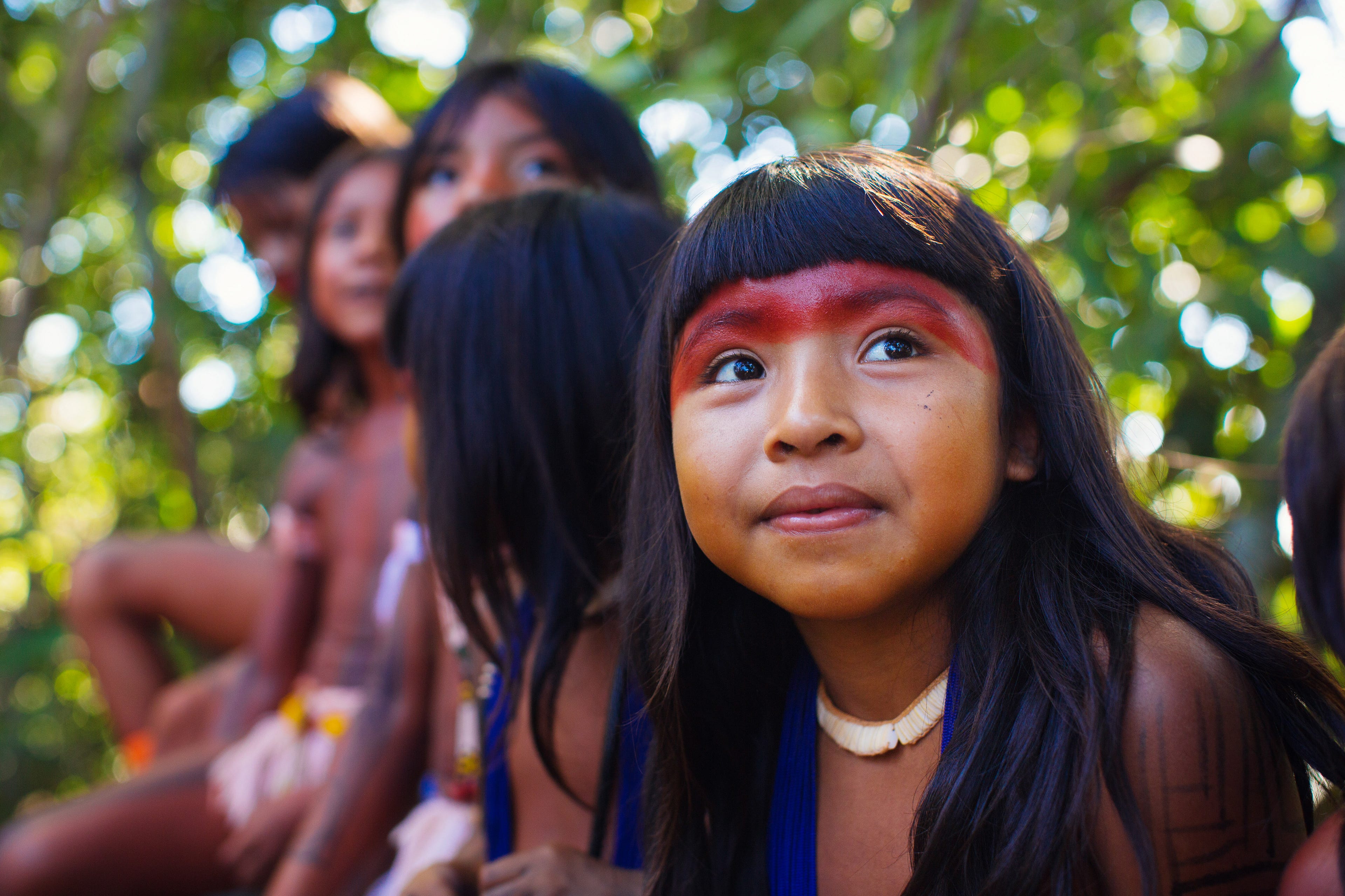 indeytsi-plemeni-hingu-foto-porka-zhestkaya-rozgami