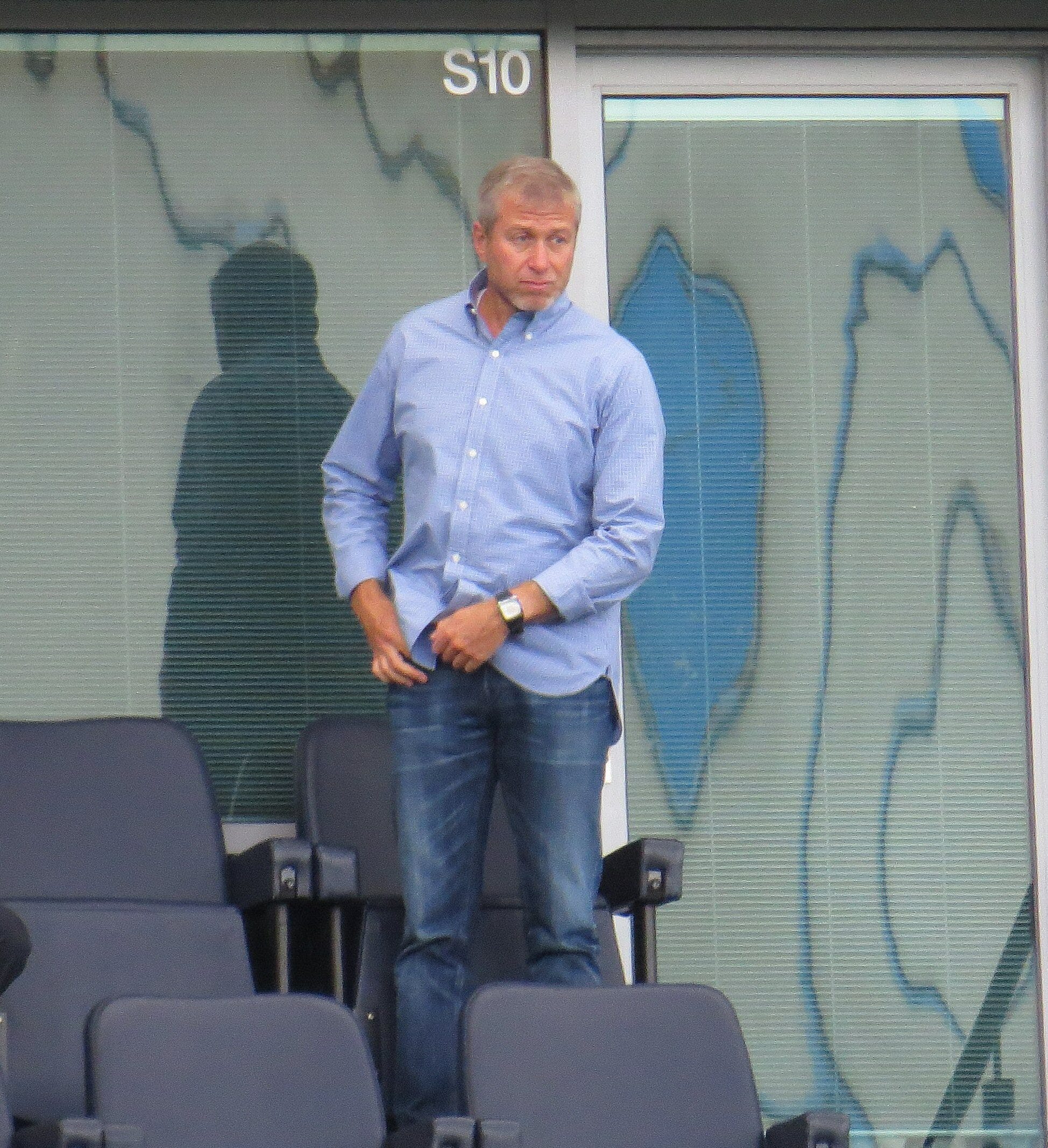 abramovich i drugie kto pokupaet tesla