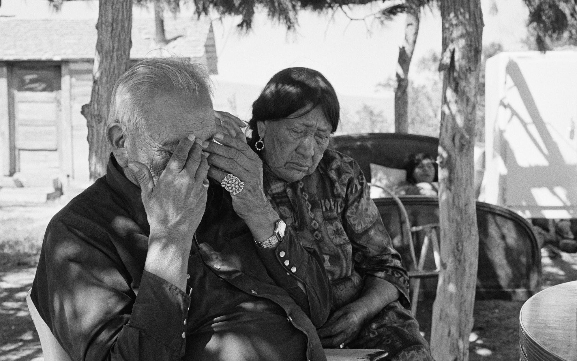 Hombre Llorando La Historia Esta Llena De Caballeros By Proyecto Karnayna Medium