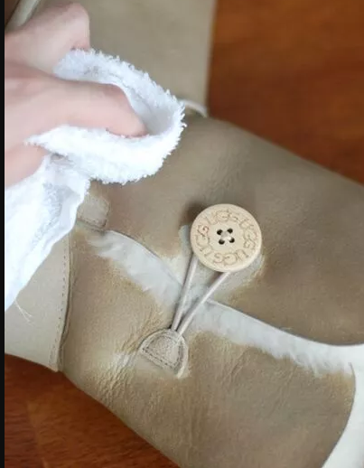Aussie Uggies — Using clean cloth to wipe your boots