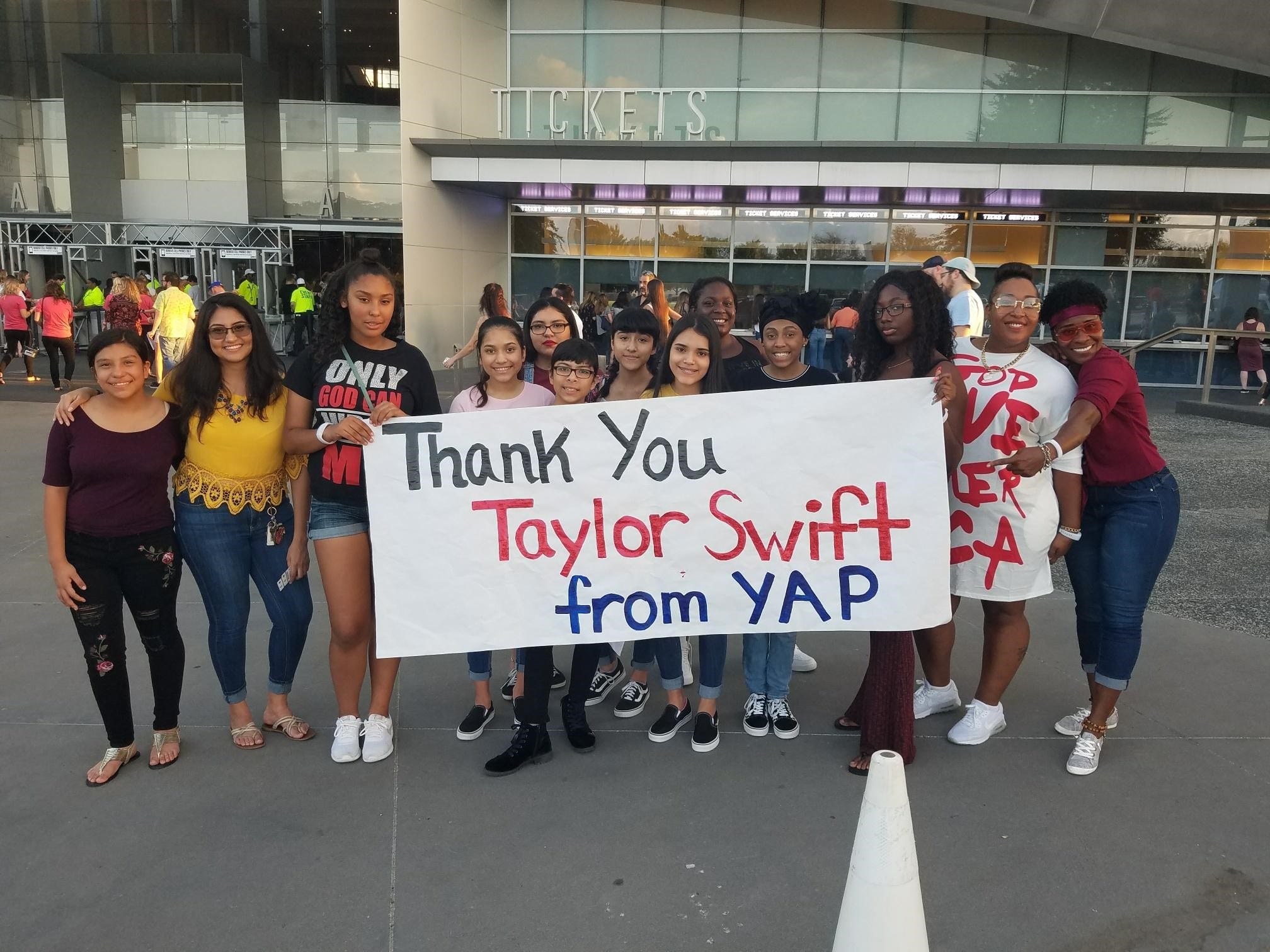 Dallas Area Yap Youth And Friends Say Thank You To Taylor Swift