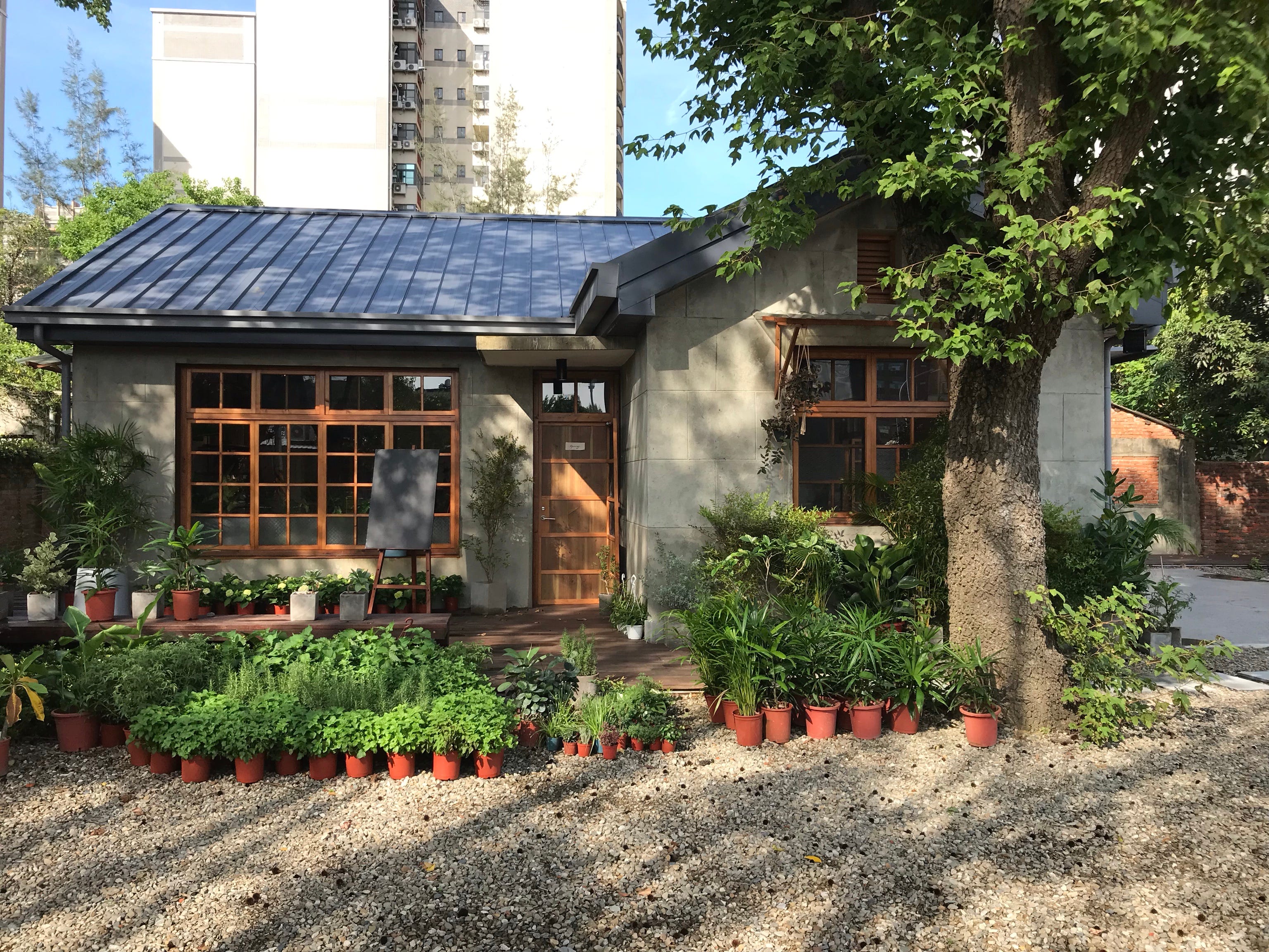 記 新竹市將軍村開放圖書資訊園區 我其實對 眷村 這種特殊歷史背景下的產物抱著很矛盾的心態 By Kyushuuu 記 新竹市將軍村開放圖書資訊園區 我其實對 眷村 這種特殊歷史背景下的產物抱著很矛盾的心態 By Kyushuuu