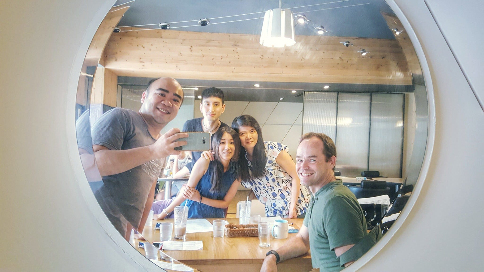 心得分享 Bing Bing是位親切熱情的朋友 每次上課他都會邀請大家拍張合照 經年累月下來我們有了 By Mydearteacher Medium