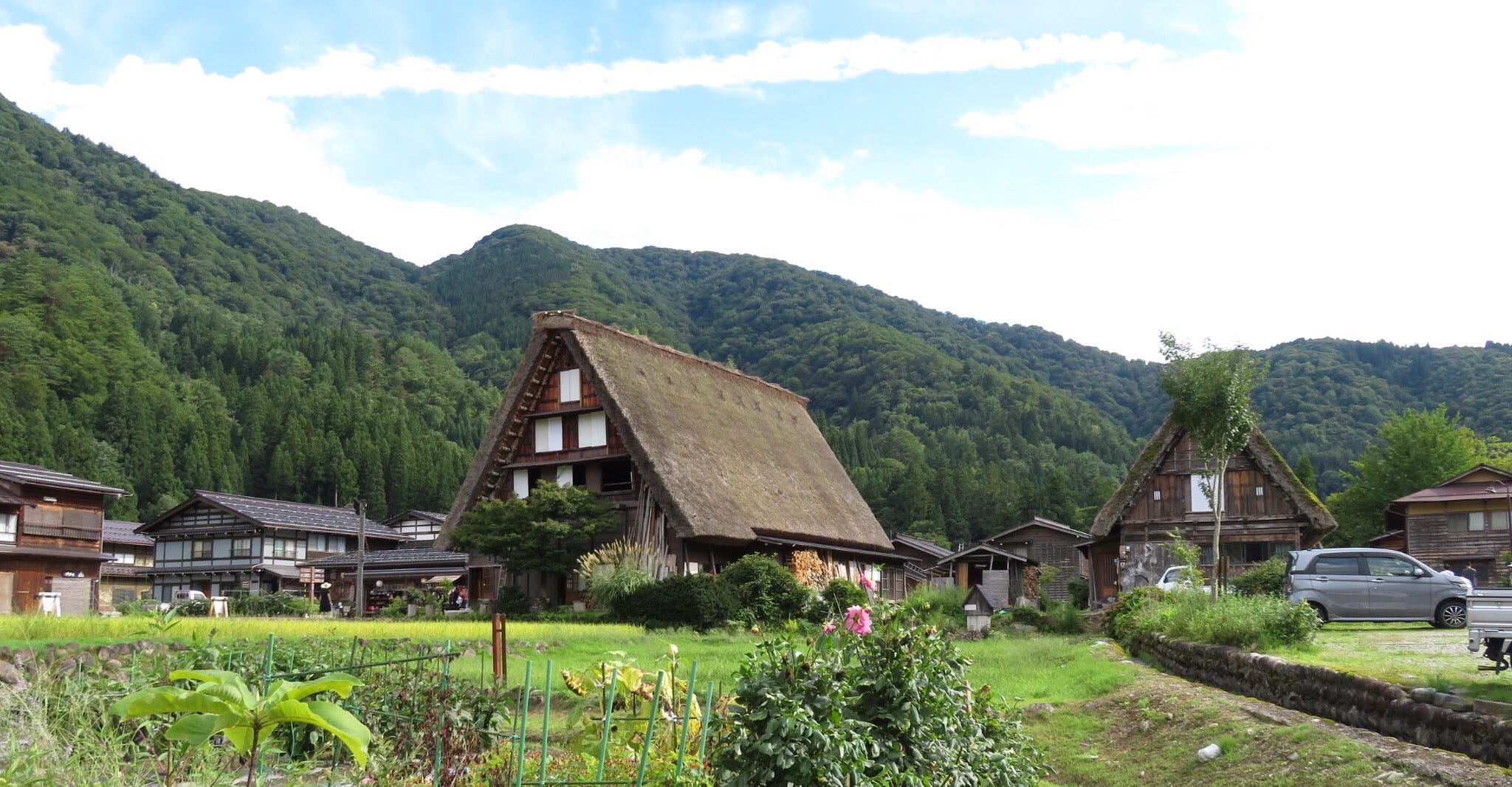 群山環繞白川合掌村 已經是好久好久的時間 一直仰慕卻遲遲未能拜訪聞名的合掌造 這次有機會來到白川鄉合 By 無患子 無患子的自然走讀