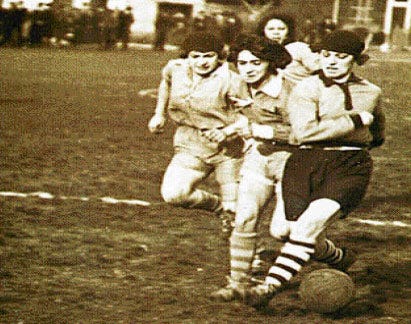 La Historia del Fútbol Femenil El primer mundial fútbol femenino tuvo lugar en Italia en el año… | by JAQUELINE CHAVEZ | Medium
