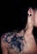Tatuaje de lobo en hombro de mujer