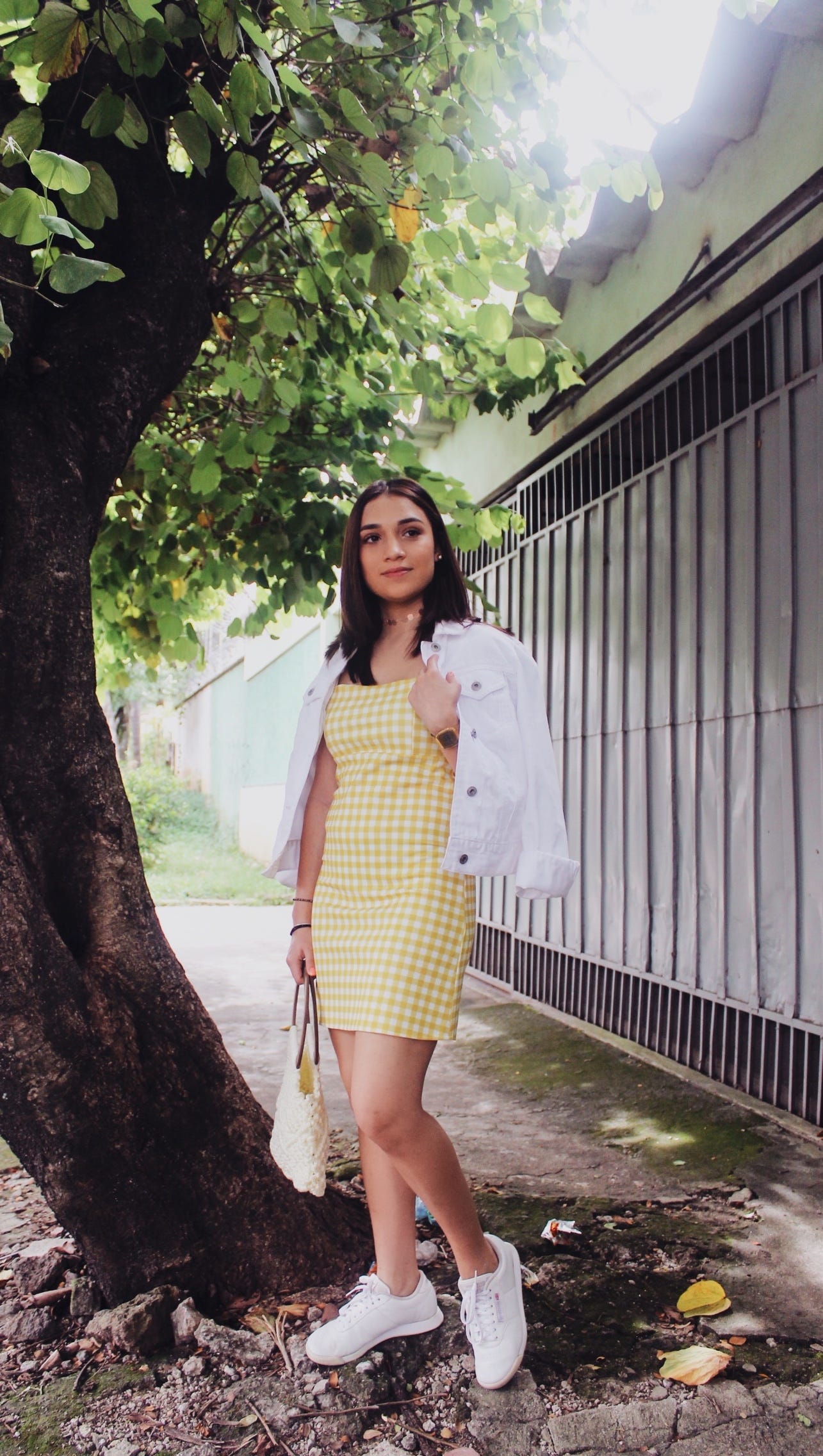 vestido de cuadros con tenis