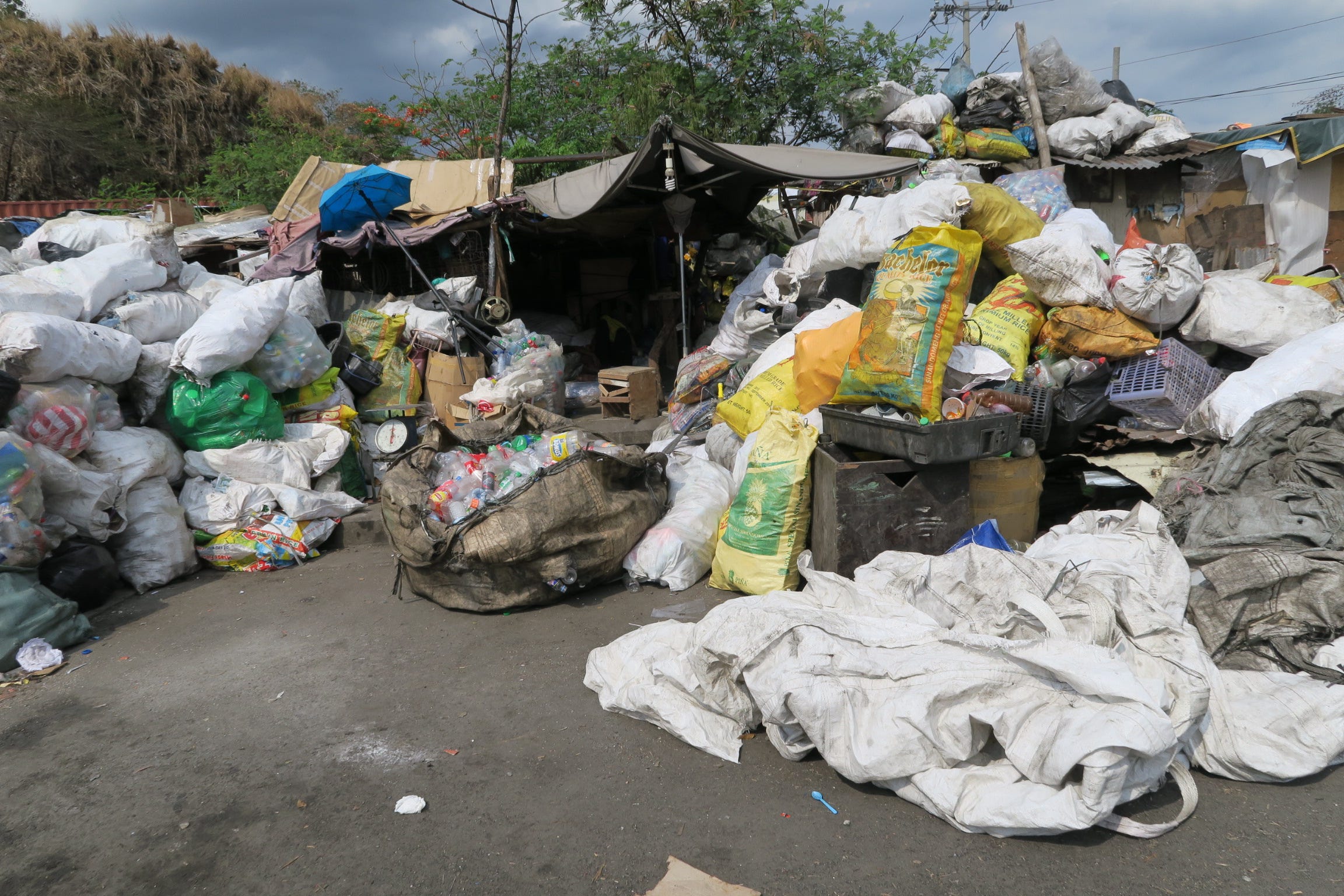 The Things I Learn From The Slum 生きるとは 幸せとは By Etsuko Hr Colours Japanese Ver Medium