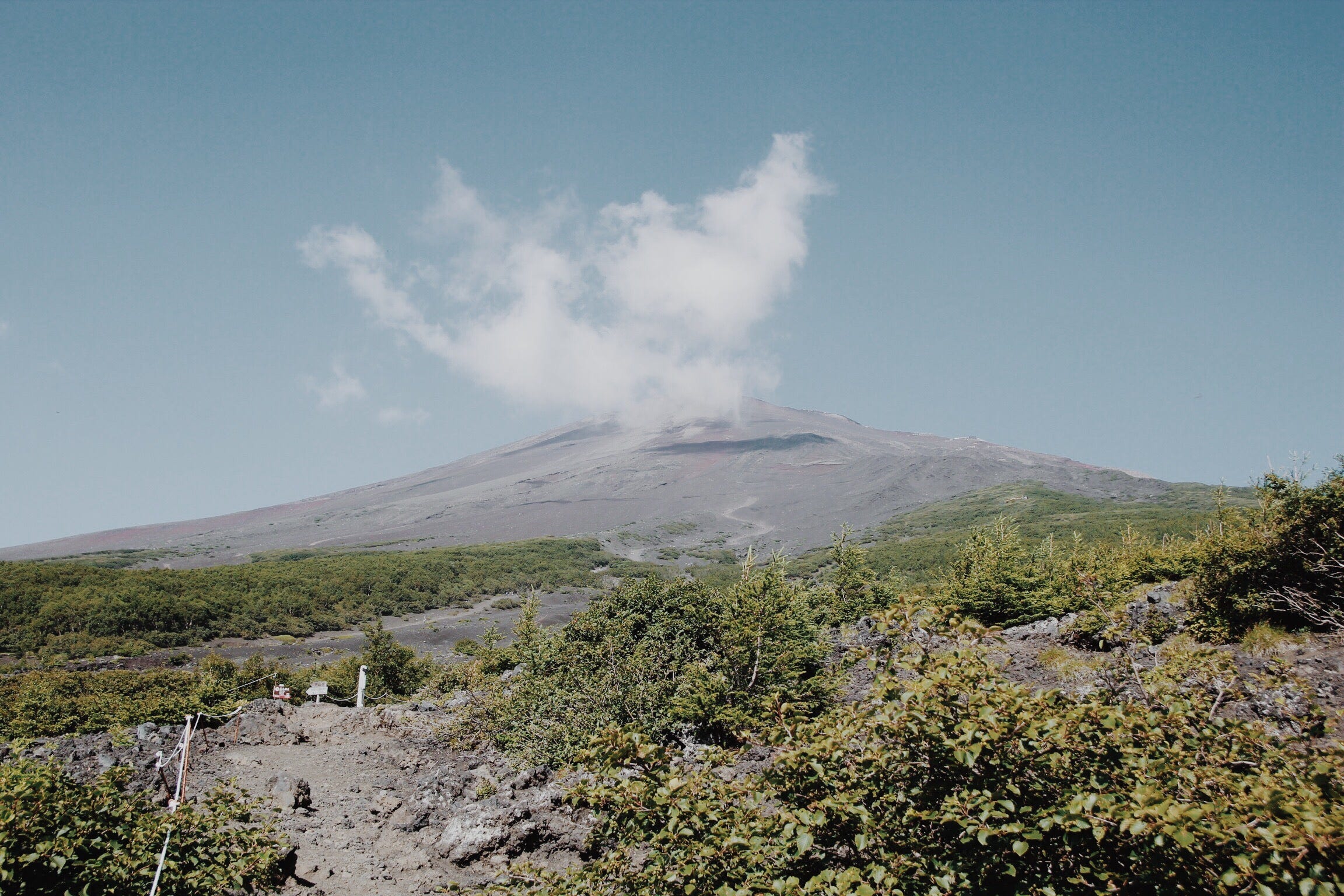 第一次登富士山就單攻 須走口路線 海拔3776公尺的富士山為日本第一高峰 每年開山時間大致落在七月到九月上旬之間 By Ycliu Drifting Soul Medium