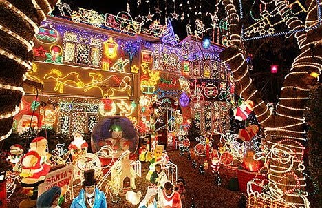 Migración vida Generalizar 5 casas decoradas de Navidad. No nos damos cuenta, y ya tenemos a la… | by  Rentals PMS | Medium