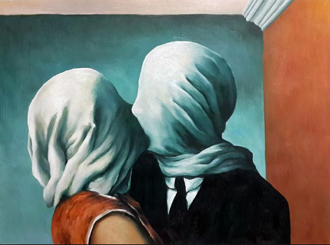 Schilderij van René Margritte van een man en een vrouw die met doeken over hun hoofd proberen te zoenen.