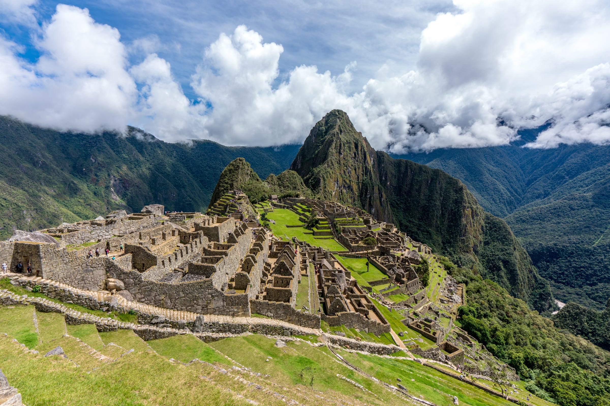 南美旅行日記2 4 天空之城machu Picchu 為了趕第一班六點的公車 五點就起床去站牌排隊 一整夜過去 熱水鎮依然黑矇矇一片 By Josh Lin Medium