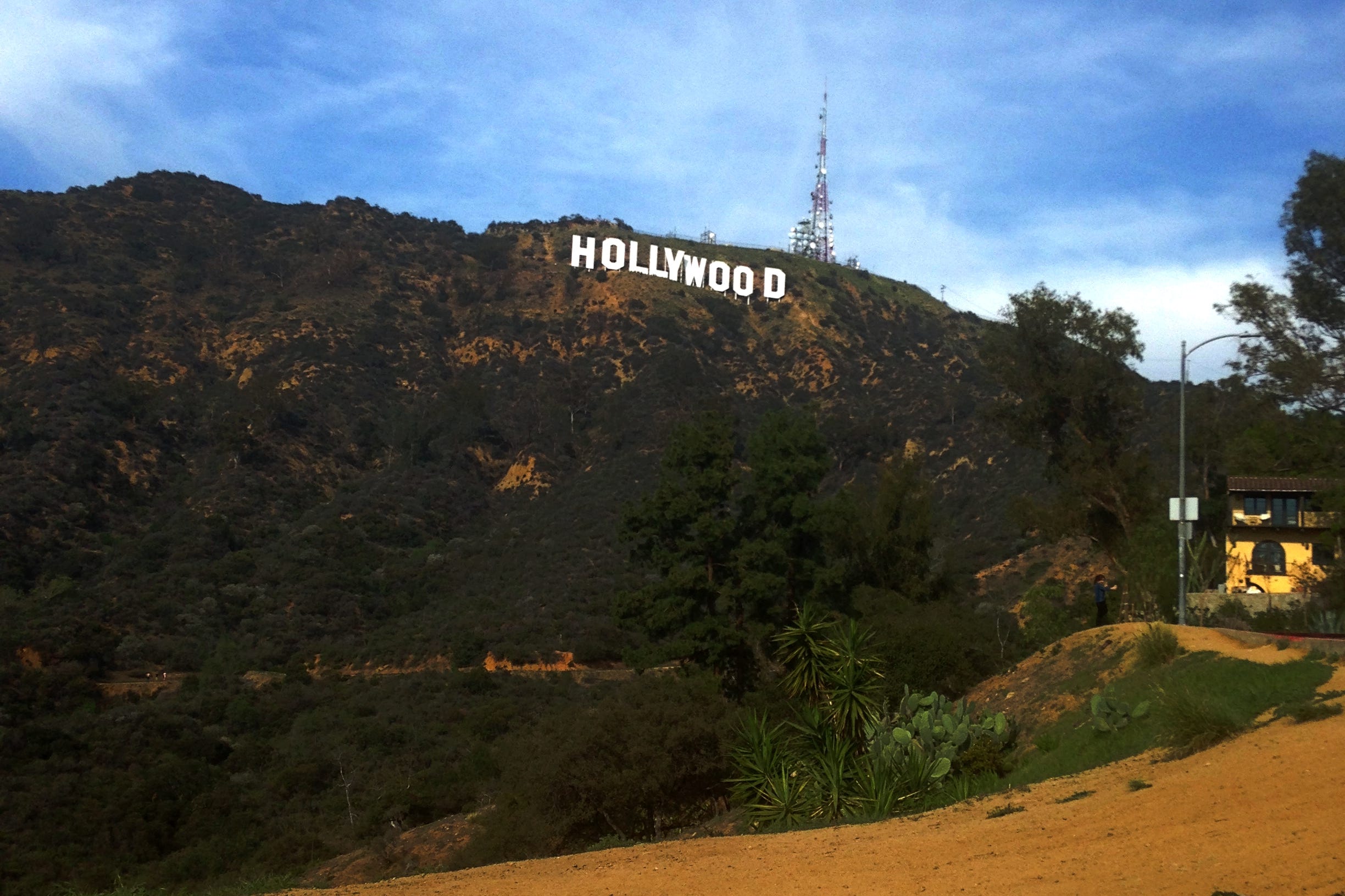 魅惑のサイン 舞台はアメリカのロサンゼルス 私の人生のなかで見た 一番大きな看板がある 人のサ By Michino Hirukawa Exploring The Power Of Place Medium