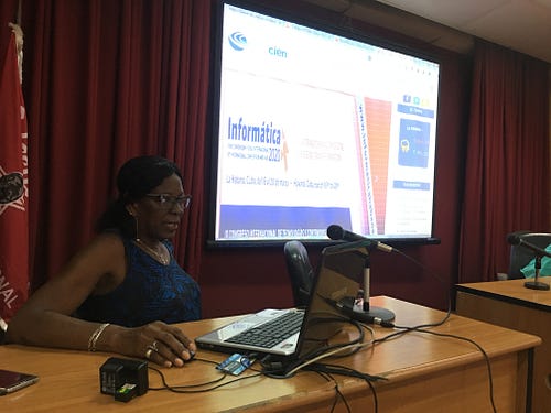 Isabel Daudinot Founier, webmaster del portal de la Red Cubana de Ciencia, explica las características fundamentales implementadas en la versión más reciente.