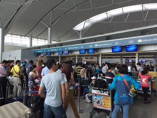 Cách đón người thân tại sân bay Tân Sơn Nhất | by quang cao hai tran | Medium