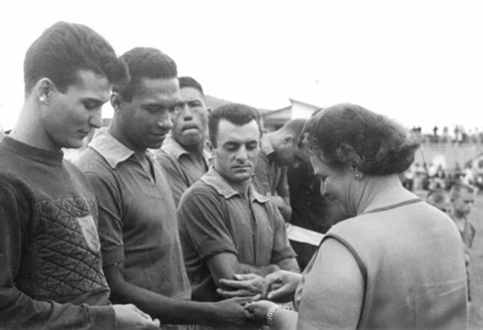 Joel, ao lado de Zé Carlos e Sombra, recebe medalha de campeão do Torneio Luiza Mello da própria senhora Luiza Mello. Acervo