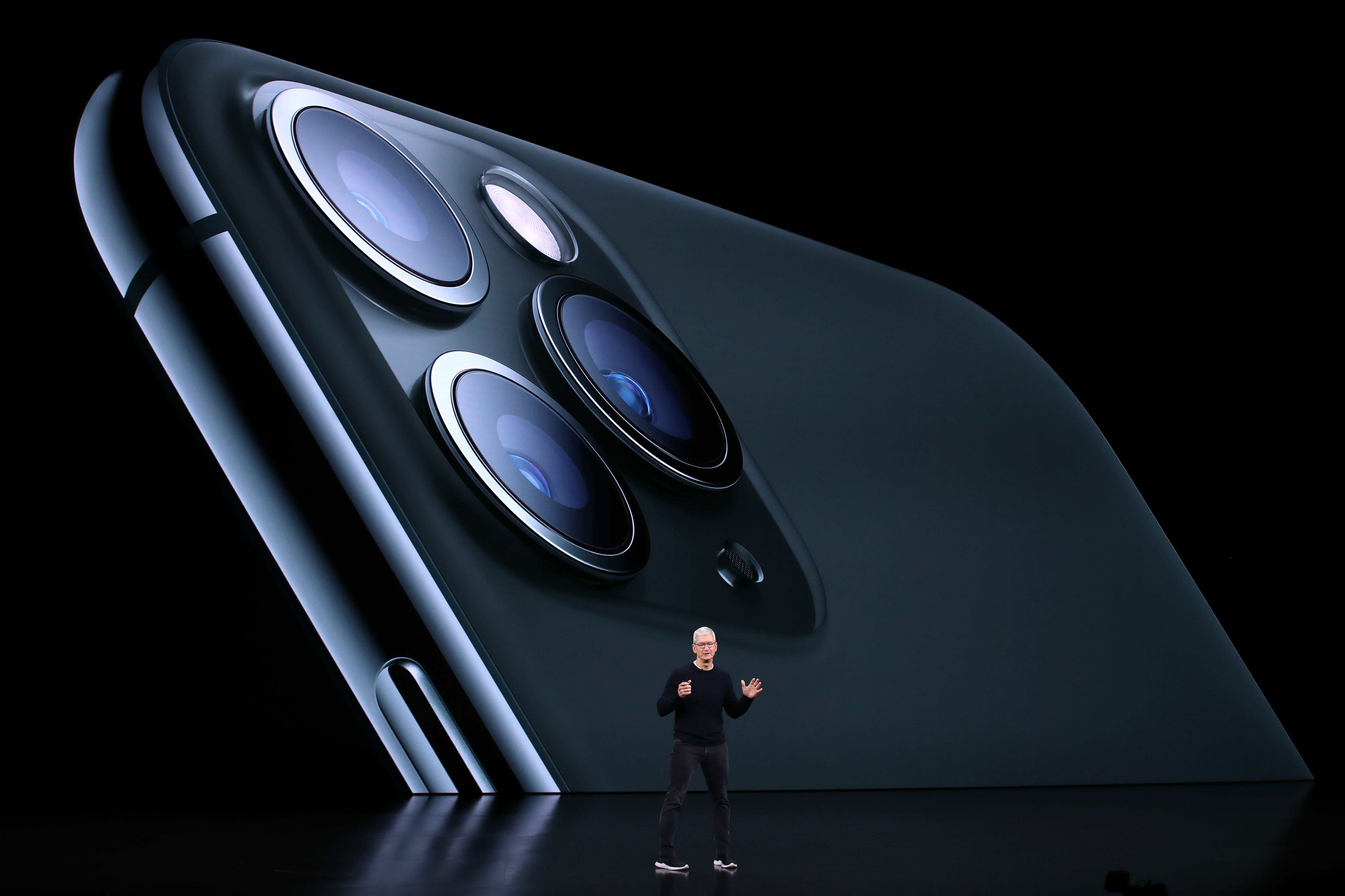 Le PDG dâApple, Tim Cook, dévoile lâiPhone 11 Pro lors de son allocution lors dâun événement spécial le 10 septembre 2019.