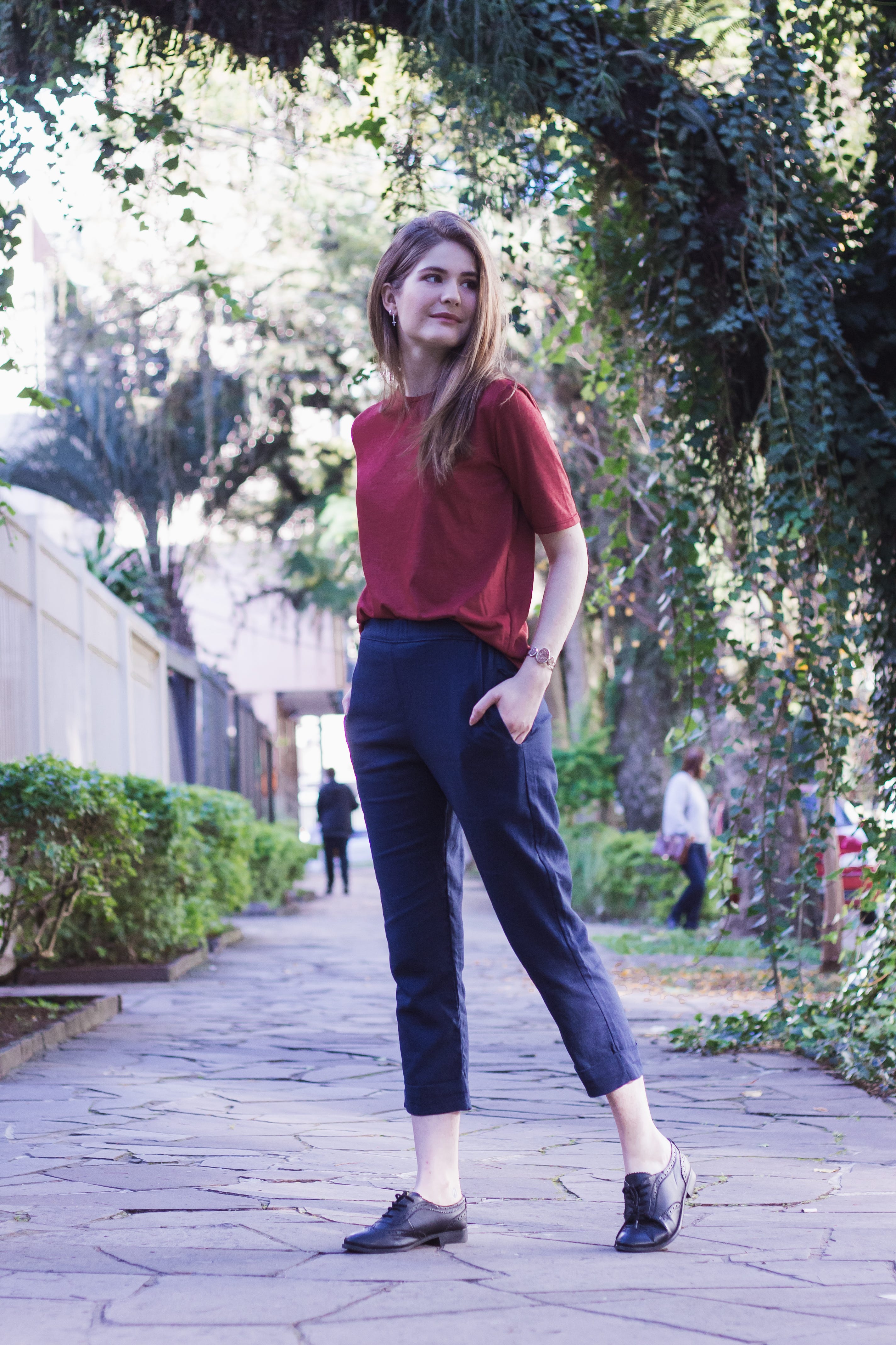 calça vermelha com blusa azul marinho
