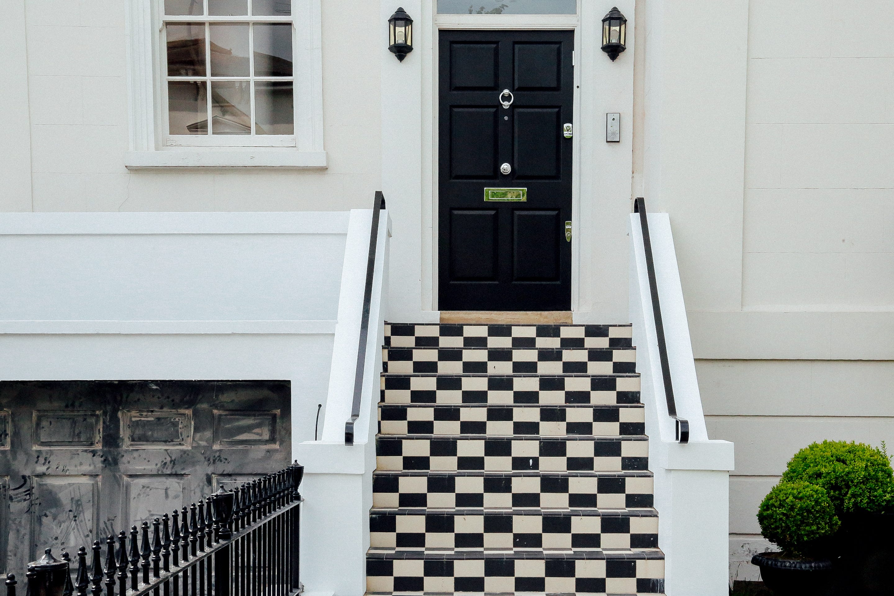Why All Entrepreneurs Should Become Door To Door Salesmen