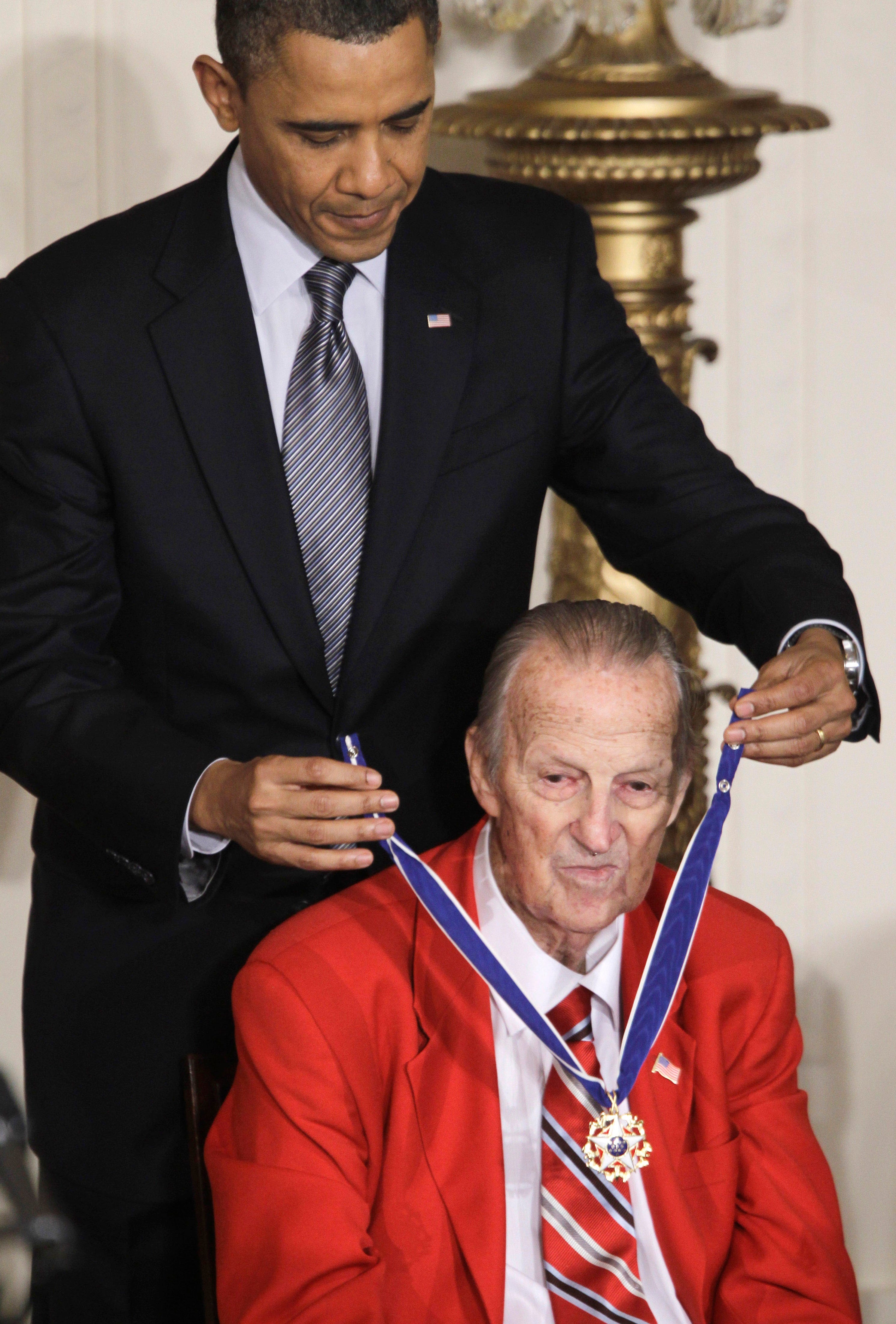 Stan Musial recebendo a Medalha Presidencial da Liberdade.