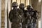 Ejército de paracaidistas de EEUU asignados a Bravo Troop, maniobran por un pasillo como parte del entrenamiento de nivel de escuadra en el Campamento Taji, Irak, 3 de agosto de 2015. Autor: DMA Army – Soldiers vía Flickr