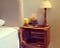 decorar-habitacion-con-mesa-de-luz-de-madera