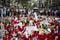Turista y barceloneses frente a un altar improvisado en Las Ramblas de Barcelona, en homenaje a las víctimas del atentado. Autor: Massimiliano Minocri para El País