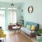 Desain interior untuk ruang tamu minimalis dengan sofa modern