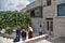 Maestras y estudiantes en el exterior de la casa de huéspedes del Centro de Paz para Ciegas el 1 de junio, el último día del año escolar. La casa de huéspedes es alquilada por Lidia Mansur, fundadora y directora de la escuela, y se paga con los fondos recaudados para la escuela. Los estudiantes que asisten a la escuela y a su programa de formación profesional son de Cisjordania, incluyendo Jerusalén Este. Al final del año escolar, las estudiantes regresan a sus casas para pasar las vacaciones.